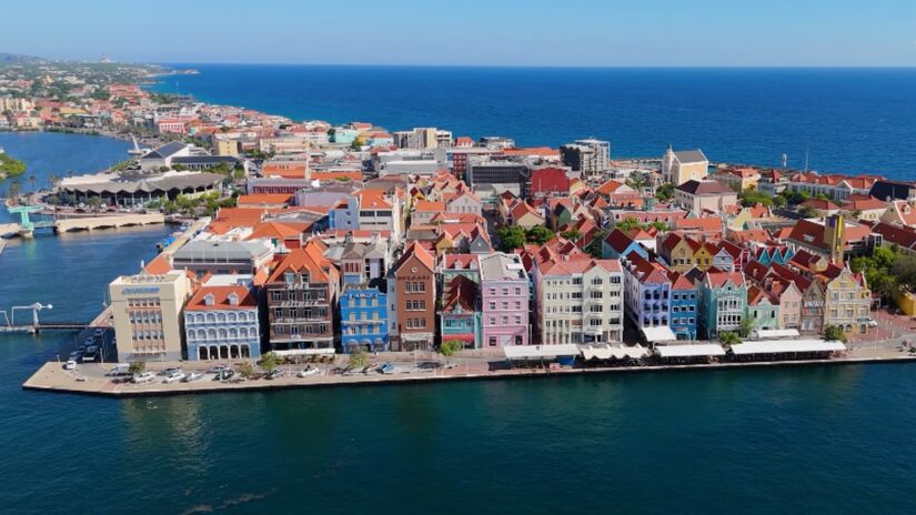 País autônomo desde 2010 e integrante de parte do Reino dos Países Baixos, Curaçao fica no mar do Caribe, ao sul das Antilhas Holandesas e a cerca de 65 km da costa da Venezuela, na América do Sul - (Reprodução/YouTube)