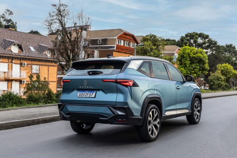 Com 4,55 metros de comprimento, 2,08 metros de largura (com retrovisores), 1,65 metro de altura (com a barra de teto) e 2,70 metros de entre-eixos. Foto: Rodolfo Bührer/Divulgação Renault