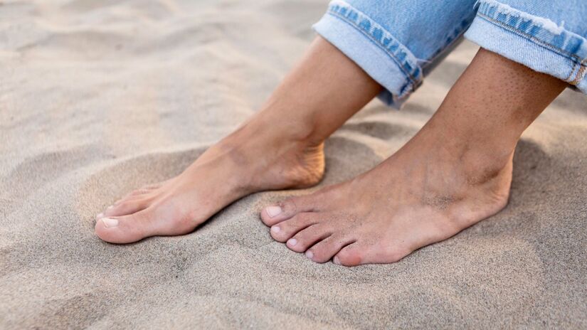 De acordo com especialista, o distúrbio aparece primeiro nos dedos dos pés e depois progride para outras regiões (Fotos: Freepik)