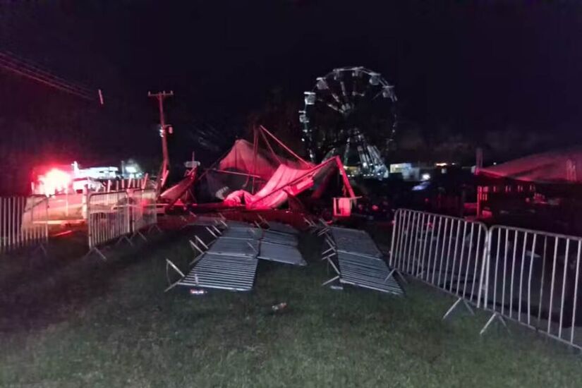 Parte da estrutura metálica de uma festa universitária desabou durante a madrugada deste domingo (2/11). /Divulgação/Defesa Civil