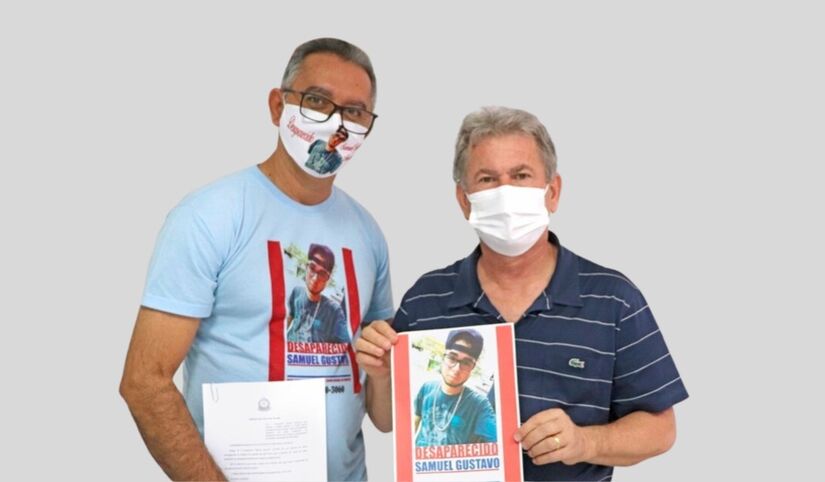 Sandro e o deputado estadual Enio Tatto (PT), que apresentou um projeto inspirado em Samuel/Divulgação