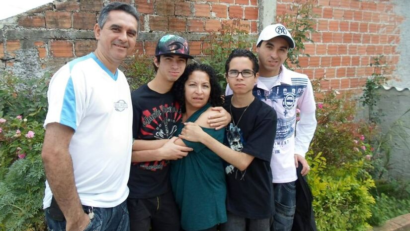 O casal com os três filhos: Sandro Jr., Samuel e Saulo /Arquivo pessoal