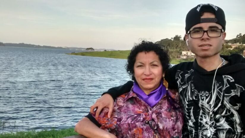 Samuel ao lado da mãe, Emília Andrade /Arquivo pessoal