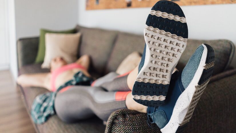 Sapatos carregam bactérias, alérgenos e substâncias químicas perigosas que afetam diretamente a saúde