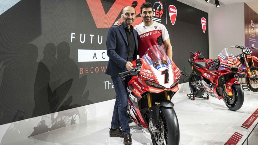 Fãs encontraram o piloto de testes oficial da DesmosediciGP e dez vezes campeão italiano de SBK, Michele Pirro.

/Fotos: Divulgação