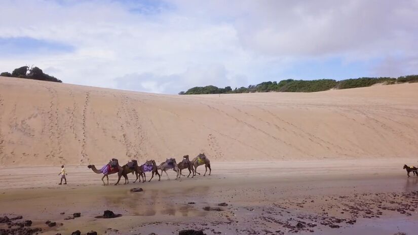 Dunas de Genipabu: Areia m&oacute;vel e lagoas que formam um visual t&iacute;pico de um mundo de fic&ccedil;&atilde;o cient&iacute;fica (Fotos: Reprodu&ccedil;&atilde;o/Youtube)