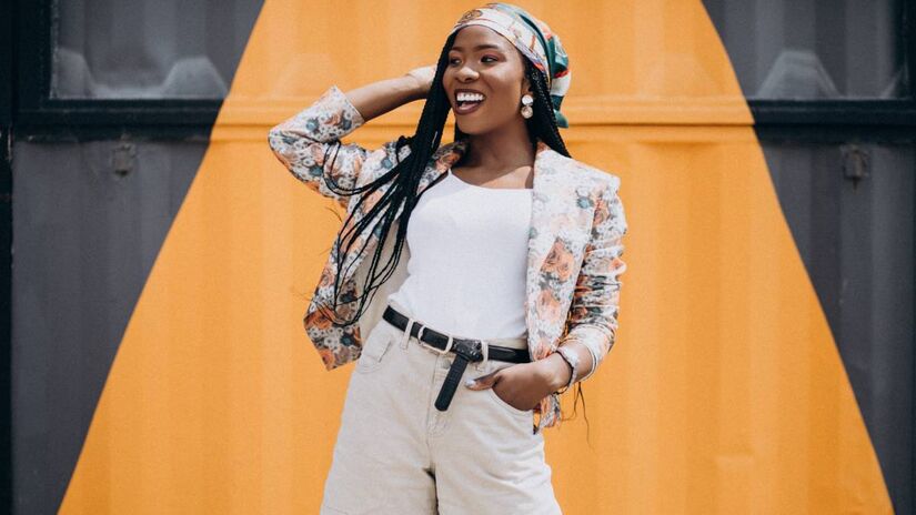 A moda afrocentrada incorpora tecidos tradicionais africanos, narrativas de ancestralidade e criação coletiva para construir uma estética que celebra corpos reais, desafia padrões de magreza e amplia a representatividade.