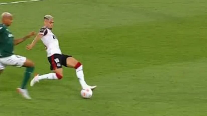 O Alviverde foi campeão após um lance peculiar: o volante Andreas Pereira, do Flamengo, escorregou em um lance bobo, e entregou de bandeja o gol para Deyverson, que assegurou o tricampeonato ao time de Abel Ferreira - (Reprodução)