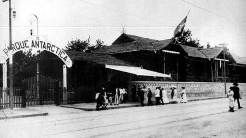 Tudo começou no final do século XIX, quando a Companhia Antarctica Paulista decidiu construir, ao lado de sua fábrica, um amplo espaço de lazer: o Parque da Antarctica. Foto: Wikimedia Commons