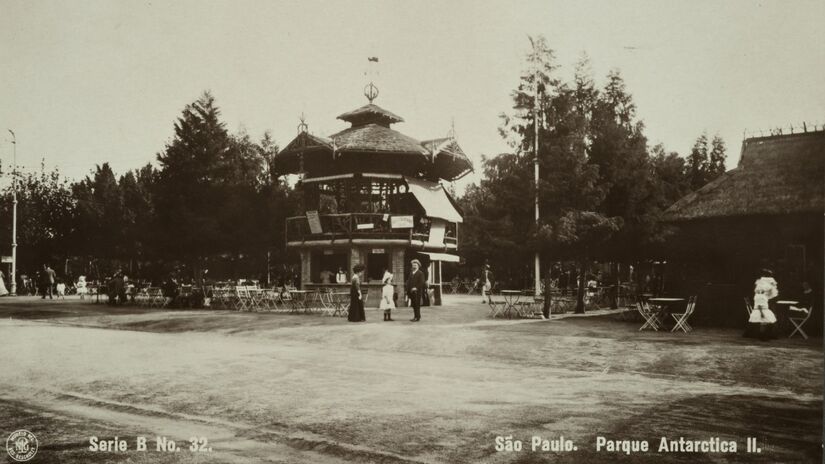 Com 300 mil metros quadrados, o local contava com bosques, lagos, restaurantes e áreas esportivas, incluindo um campo de futebol. Foto: Wikimedia Commons