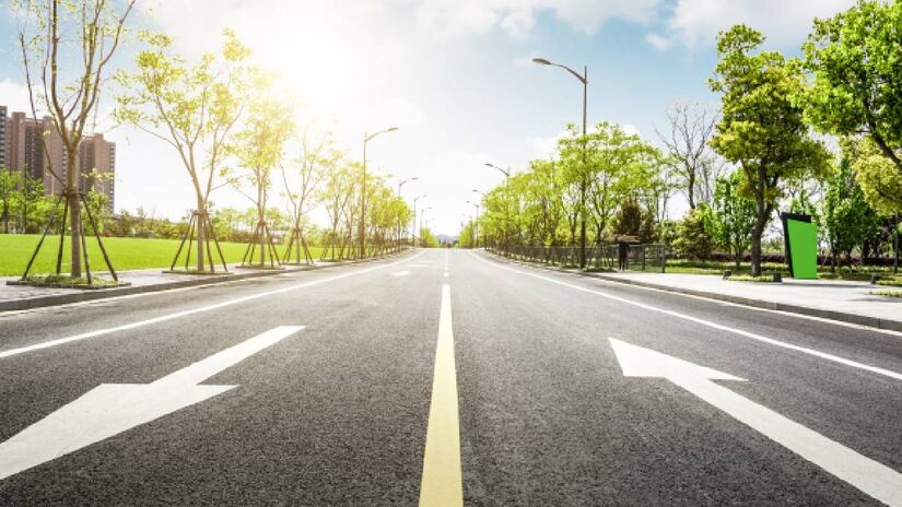 Faixa de domínio ampliada em uma avenida revela a necessidade de espaço para futuras obras de alargamento e melhorias no tráfego urbano. Fotos: Freepik