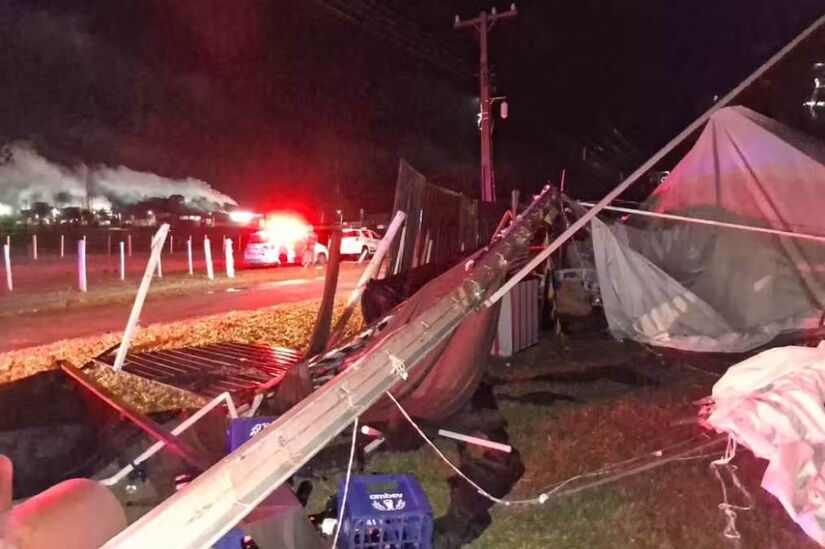 Cerca de 40 pessoas ficaram feridas, após parte da estrutura metálica de uma festa universitária desabar. / Divulgação/Defesa Civil