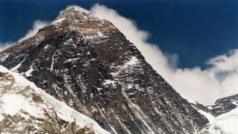 O topo do Everest já fez parte do fundo de um antigo oceano, segundo evidências geológicas (Foto: Uwe Gille/Wikimedia Commons)