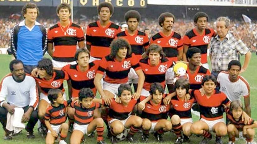 Na final de 1981, o Flamengo enfrentou o Cobreloa (Chile), e após uma vitória para cada (2 a 1 para os brasileiros e 1 a 0 para os chilenos) a decisão foi para o terceiro jogo. Com brilho de Zico, autor dos dois gols do jogo, o Rubro-Negro sagrou-se campeão - (Reprodução)