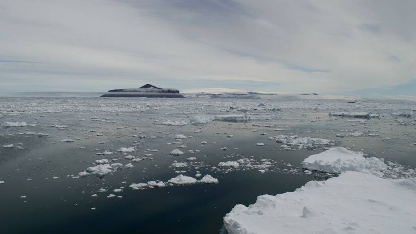 Não possui cidades, mas conta com estações científicas de mais de 30 países.

