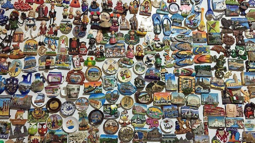 Os ímãs dão personalidade à cozinha, guardam lembranças de viagens e ajudam a pendurar lembretes (Foto: Mervat Salman/Wikimedia Commons)