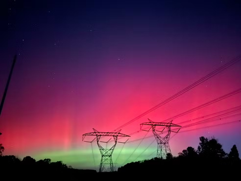 As auroras são exibições luminosas criadas quando partículas energéticas do Sol colidem com gases na atmosfera da Terra. Foto: Reprodução
