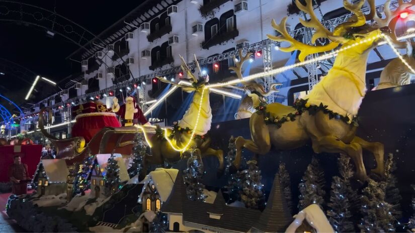 A cidade que vive três meses inteiros de Natal e encanta turistas do mundo todo