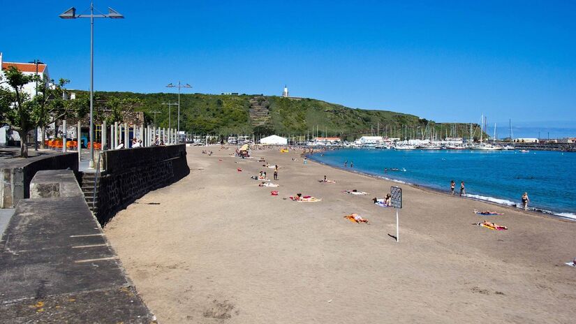 A cidade é agitada de turistas e moradores (Foto: GTPV/Wikimedia Commons)