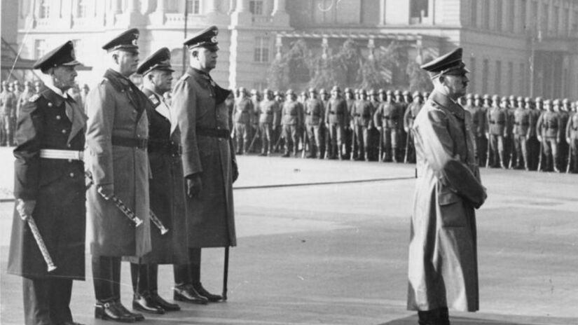 As novas informações acabam se conectando a rumores que circulam há décadas sobre a vida íntima do líder nazista. O jornal "Independent" lembra que um exame médico de 1923 registrou que Hitler tinha um testículo não descido, condição conhecida como criptorquidia.