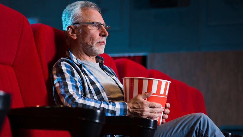 No Brasil, pessoas com mais de 60 anos têm acesso a diversos benefícios que ajudam a economizar sem abrir mão da diversão (Foto: Freepik)