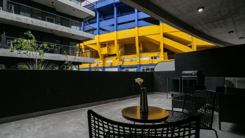 O empreendimento oferece ainda recepção e segurança 24 horas, três andares de garagem com 100 vagas fixas, academia, piscina e um espaço de relaxamento no terraço.