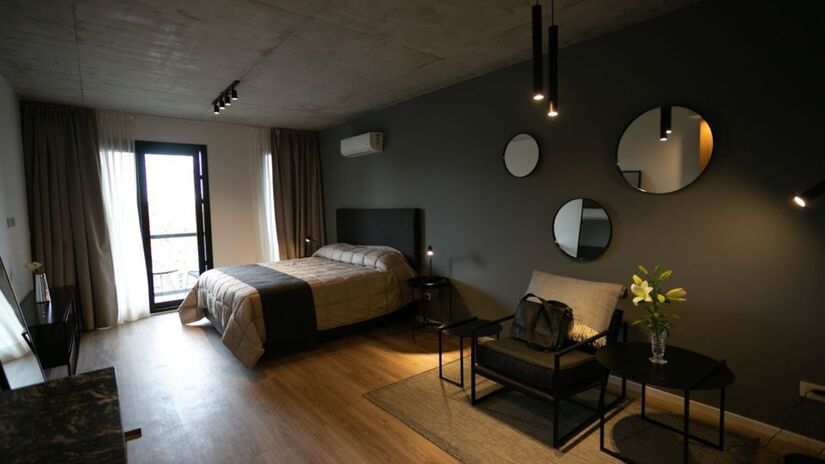 Entre os destaques está "El Túnel", uma galeria de arte imersiva que combina cultura, paixão e design, homenageando as cores e a identidade vibrante de La Boca. Fotos: Divulgação/Howard Johnson Undici