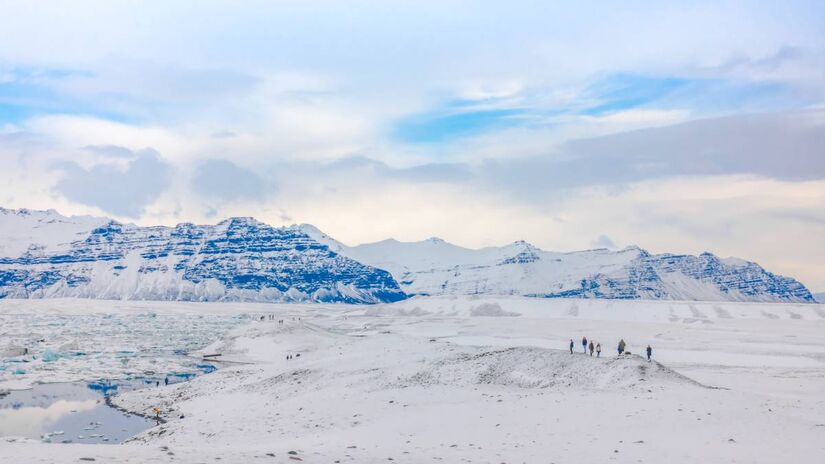 Está coberta por cerca de 98% de gelo, que concentra aproximadamente 70% da água doce do mundo.