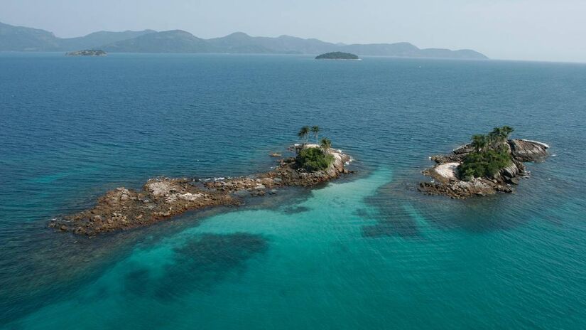 Formadas por duas pequenas ilhas de pedras, as Ilhas Botinas são um cenário digno de paraíso. As águas são tão limpas e transparentes que permitem até a prática do mergulho com snorkeling - (Marco Terranova/PMAR)