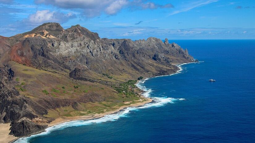 Por estar no extremo leste de Vitória-Trindade, Martin Vaz marca o ponto mais oriental do Brasil (Foto: Marinha do Brasil/Wikimedia Commons)