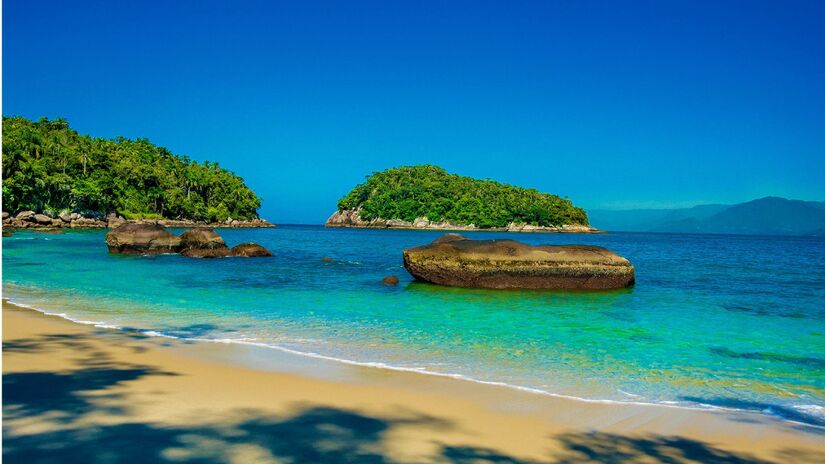 A poucos quilômetros da costa de Ubatuba, a Ilha das Couves guarda um trecho de cerca de 60 metros de areia clara emoldurado por costões e vegetação baixa. Foto: Wikimedia Commons