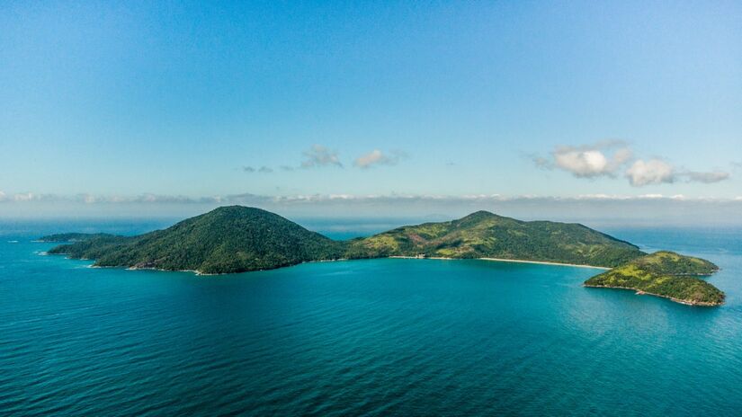 Segunda maior ilha do estado de São Paulo, com 828 hectares, a Ilha Anchieta fica a cerca de 8 quilômetros do continente e integra o Parque Estadual da Ilha Anchieta. Foto: Wikimedia Commons