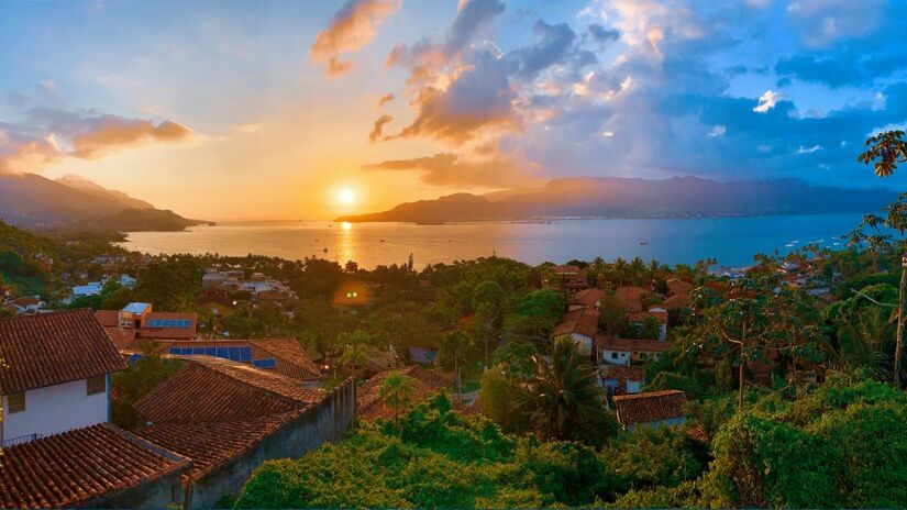 A travessia até a Ilha dos Búzios leva em torno de uma hora e meia a partir de Ilhabela, mas o percurso costuma ser recompensador: é comum avistar golfinhos acompanhando os barcos. Foto: Wikimedia Commons