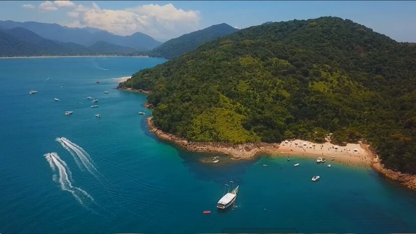Maior ilha de Caraguatatuba, com pouco mais de 1.100 m&#xB2;, a Ilha do Tamanduá chama atenção já na aproximação. Foto: Reprodução YT/Ubatuba e o mundo
