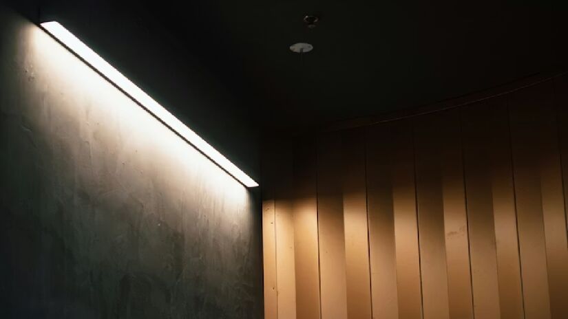 A solução encontrada foi a da iluminação de parede, que mantém a luz presente, sem precisar ocupar mesas ou bancadas. Além disso, ainda se torna uma solução esteticamente mais elegante, até com a opção de luzes de led que mudam de cor - (Meritt Thomas/Unsplash)