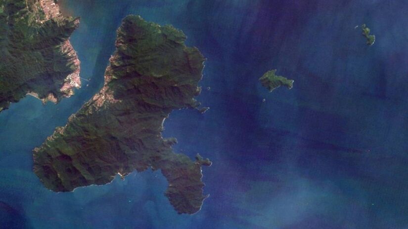 Ilhas remotas do Pacífico: mais distância do que conflitos

Alguns destinos não têm conflitos, mas se tornam quase inacessíveis por outros motivos. Ilhas como Nauru e Kiribati, no Pacífico, sofrem com a escassez de voos, infraestrutura turística limitada e ausência de representação consular no Brasil. Mesmo com passaporte válido, poucos turistas se arriscam  a burocracia, os custos e a logística acabam tornando a viagem pouco prática.

Foto: Wikimedia Commons