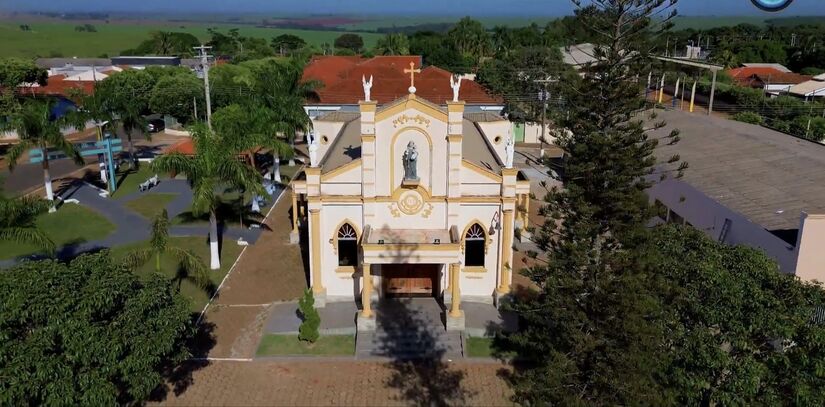 Flora Rica: Tem cerca de 1.450 moradores e se destaca pela vida simples e pelas relações próximas entre os habitantes.
Reprodução/YouTube
