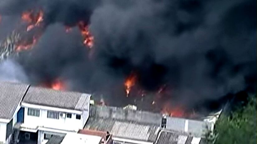 Incêndio começou por volta das 10h, às margens da rodovia Fernão Dias (BR-381) / Reprodução/SBT