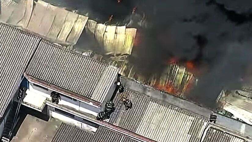 Devido ao forte calor, o teto do edifício desabou / Reprodução/SBT