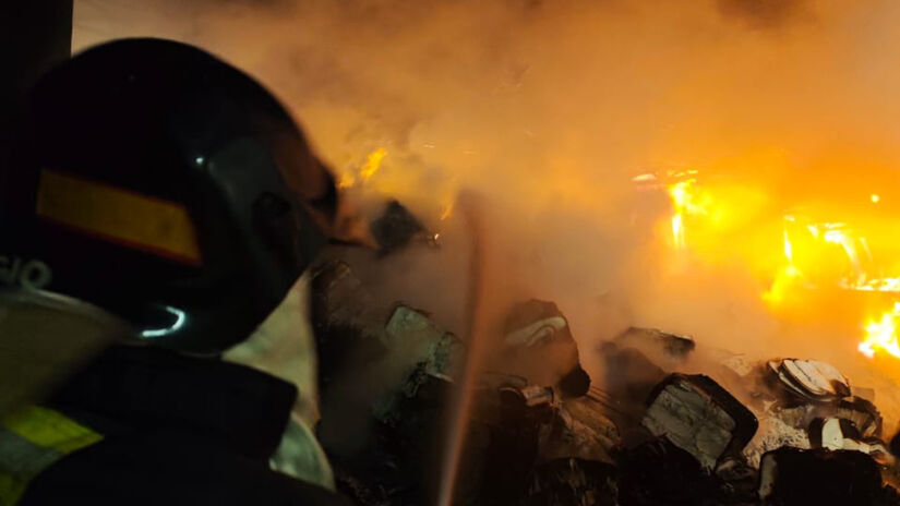 Chamas se espalharam por 12 vagões do trem e foram contidas pelo Corpo de Bombeiros.