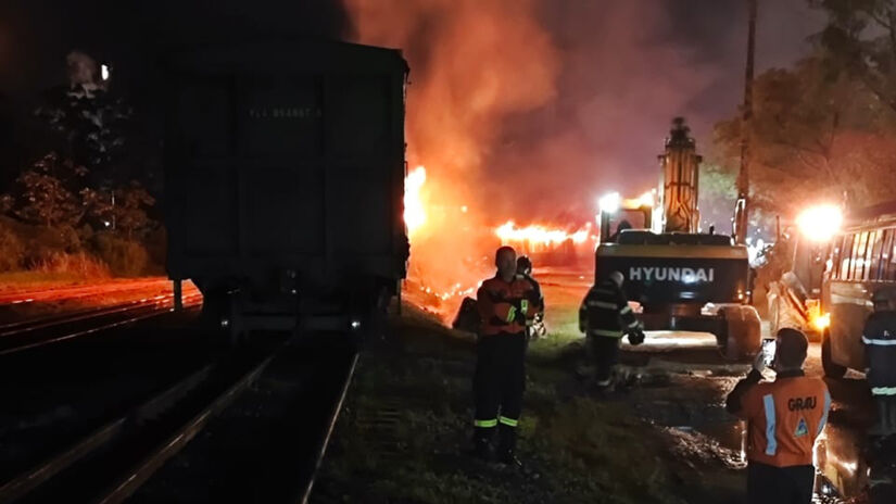 Incêndio começou enquanto o coletivo estava em movimento, dificultando a operação do Corpo de Bombeiros.