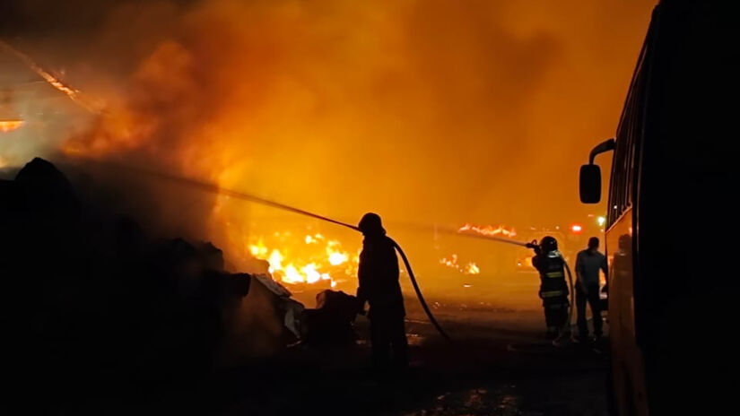 Trem incendiado transportava celulose.