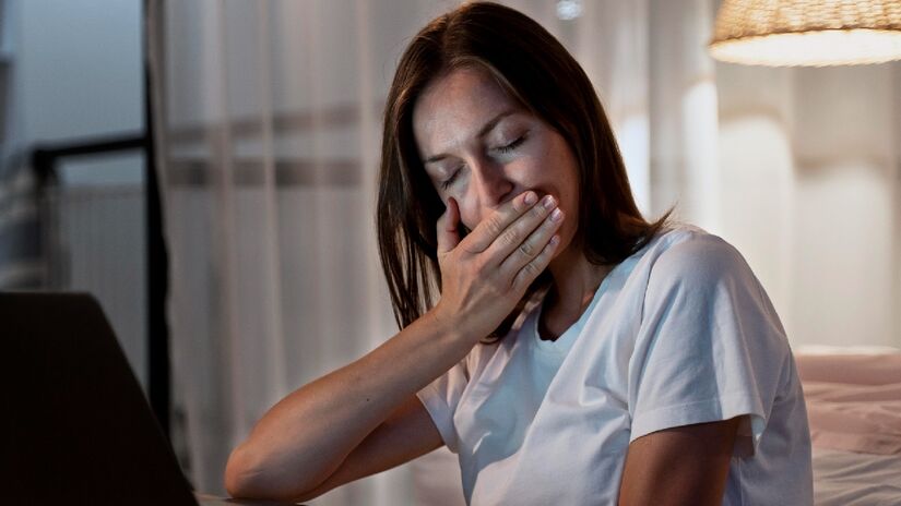 Qualquer pessoa que busque se desafiar a ficar acordada por muitas e muitas horas passará por uma dificuldade, pois o corpo pedirá por repouso - (Freepik)