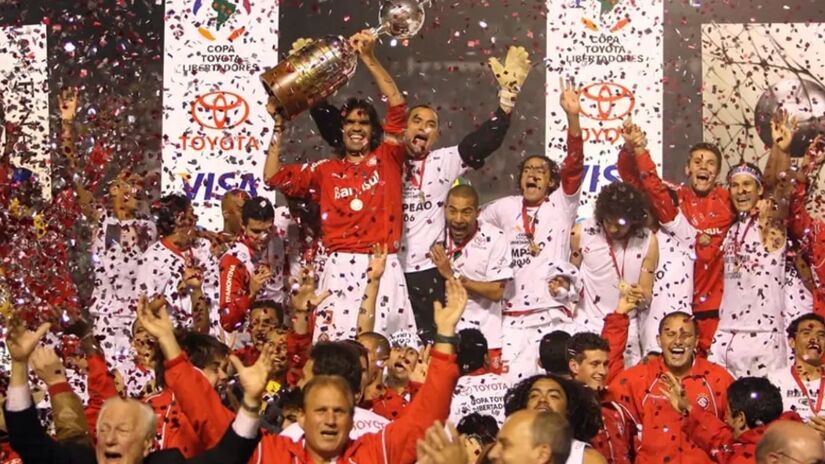 Na final de 2006, a taça ficou com o Internacional, que venceu o São Paulo por 2 a 1, no Morumbi. Na volta, empatou no Beira-Rio, por 2 a 2, e garantiu a taça- (Divulgação/Internacional)