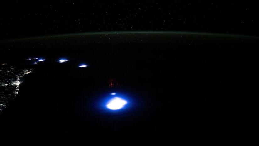 As imagens ajudam pesquisadores a entender descargas elétricas na alta atmosfera e sua relação com outros eventos luminosos intensos, como jatos azuis e auroras (Foto: NASA/Matthew Dominick)