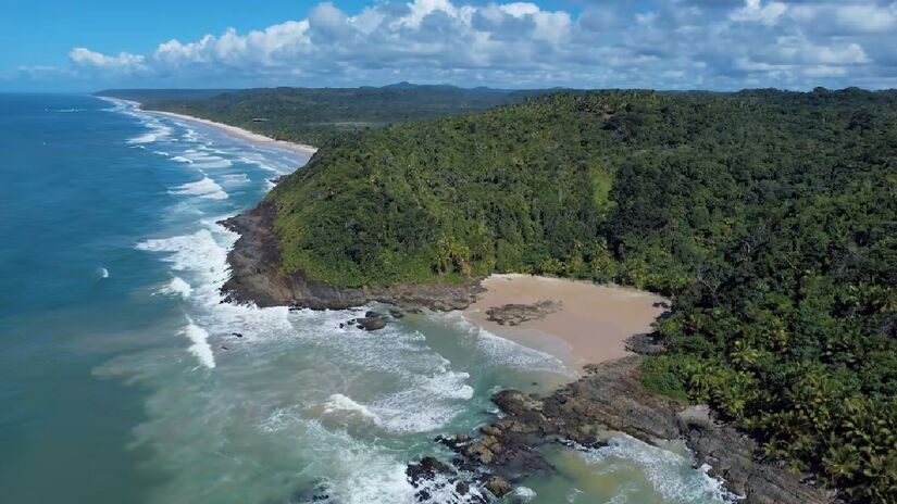Refúgio de beleza natural, Itacaré, localizada a cerca de 70 quilômetros de Ilhéus, na Costa do Cacau, na Bahia, é destaque por suas praias paradisíacas, floresta preservada e um clima acolhedor - (Reprodução/YouTube)