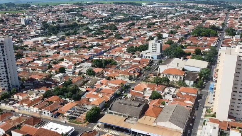 Com clima típico do interior, a cidade é pacata e concentra importantes opções de lazer - (Reprodução/YouTube Renato Rezende Drones)