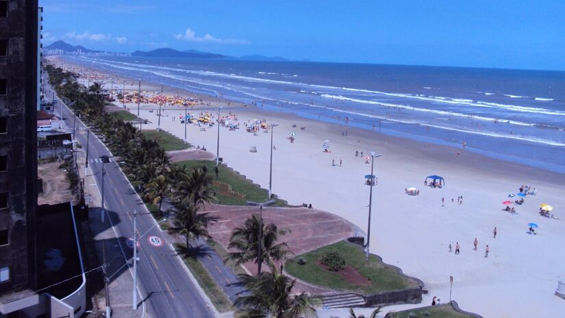 A orla possui diversos prédios altos (Foto: Jacinto Alves/Wikimedia Commons)