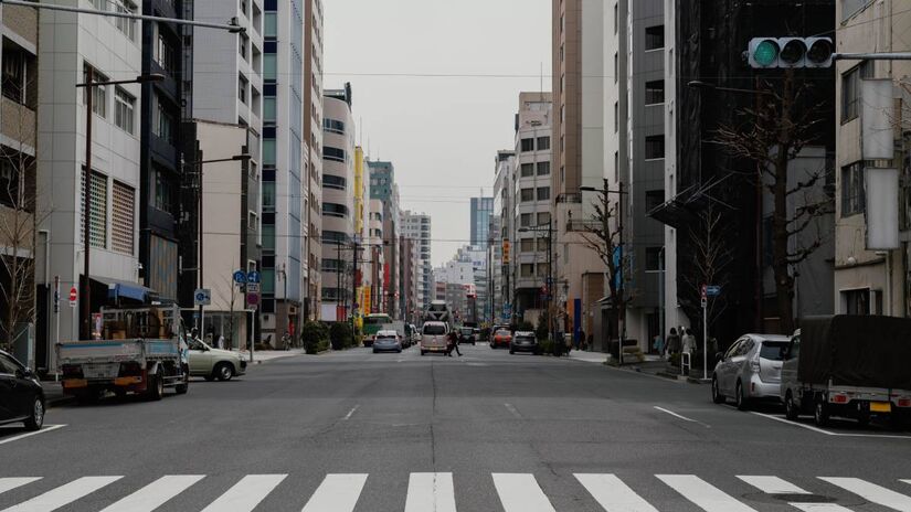 Cruzamento movimentado mostra como as avenidas funcionam como corredores de ligação entre diferentes bairros, enquanto ruas próximas mantêm papel mais local e de acesso aos imóveis.