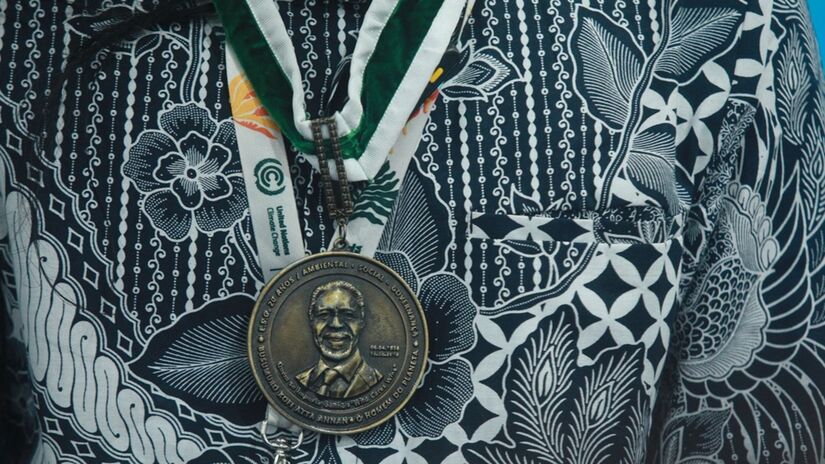 Detalhe da medalha recebida pelo guia indonésio/Toninho Castro/Gazeta de S.Paulo